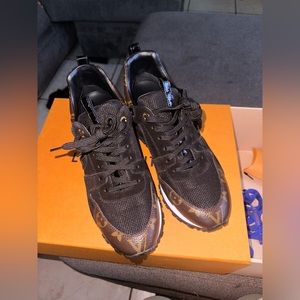 Louis Vuitton Run Away Sneaker Size. 37.5
